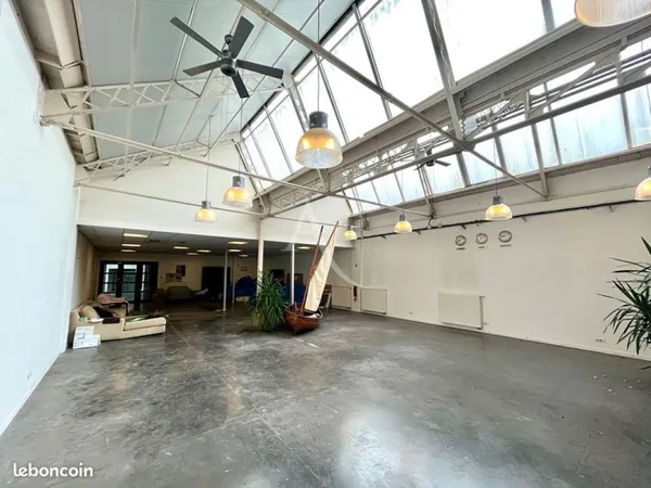 Bureaux 1046 m² CROIX