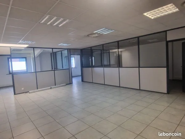 Particulier loue bureau de 104 M2