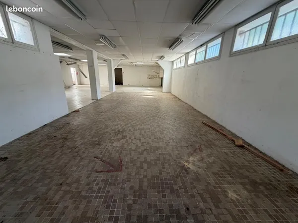 Local commercial 230 m²