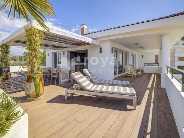 Penthouse dans un domaine sécurisé avec piscine