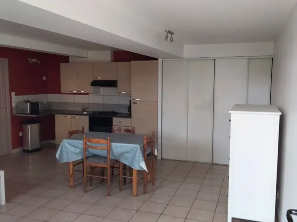 Maison/Appartement meuble avec cour