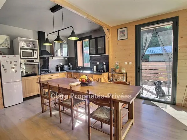 Ensemble immobilier de deux appartements et un hangar