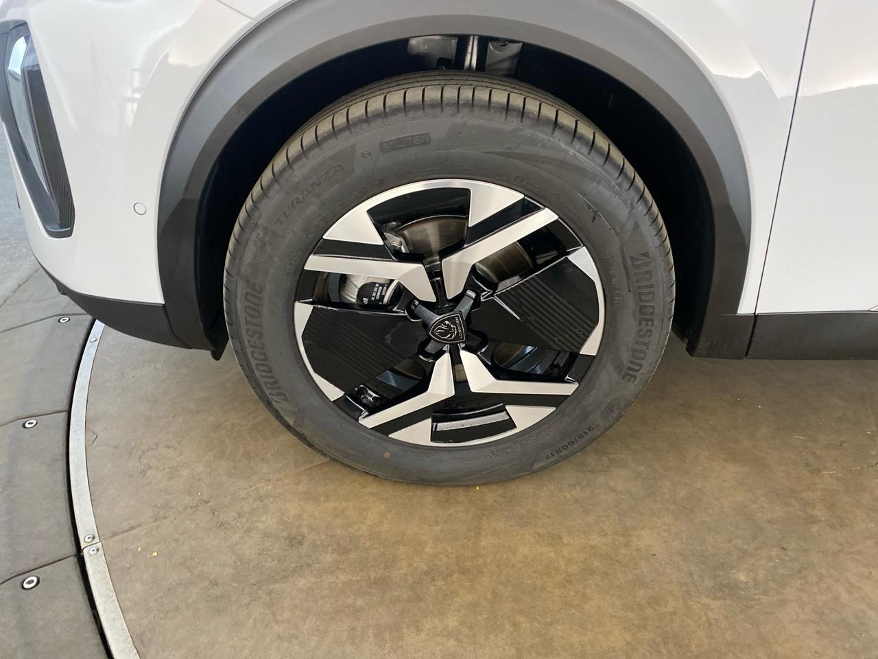 Peugeot 2008 hybrid 145 ch e-dcs6 allure — photo 11