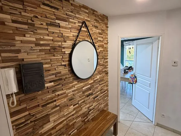 Appartement meublé 80 m² au dernier étage, 2 chambres, grand balcon couvert, parking et garage, Amné