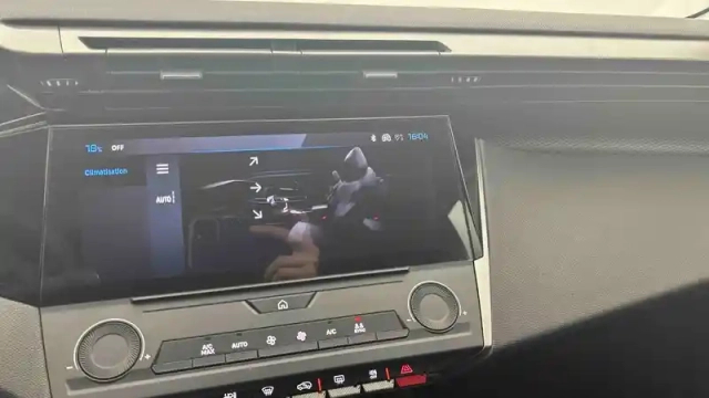 Peugeot 308 hybrid 145 e-dcs6 — photo 28