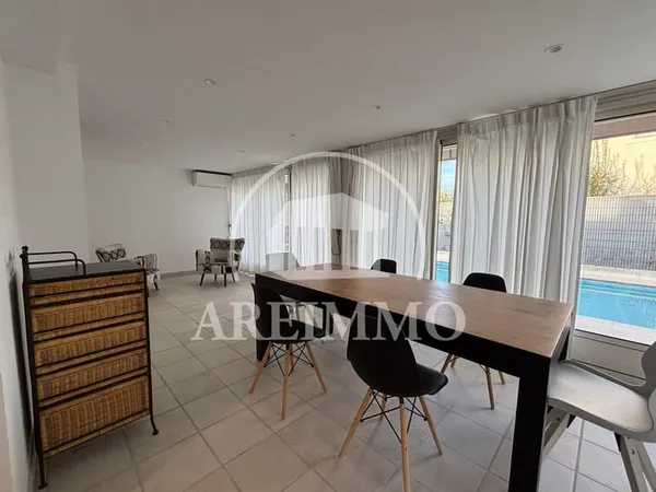 Maison semi plain-pied avec piscine et jardin à Saint-Gély-du-