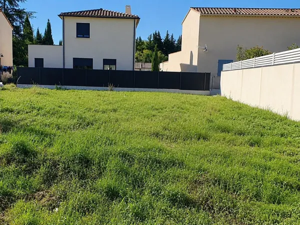 Terrain viabilisé de 321m2 Libre constructeur