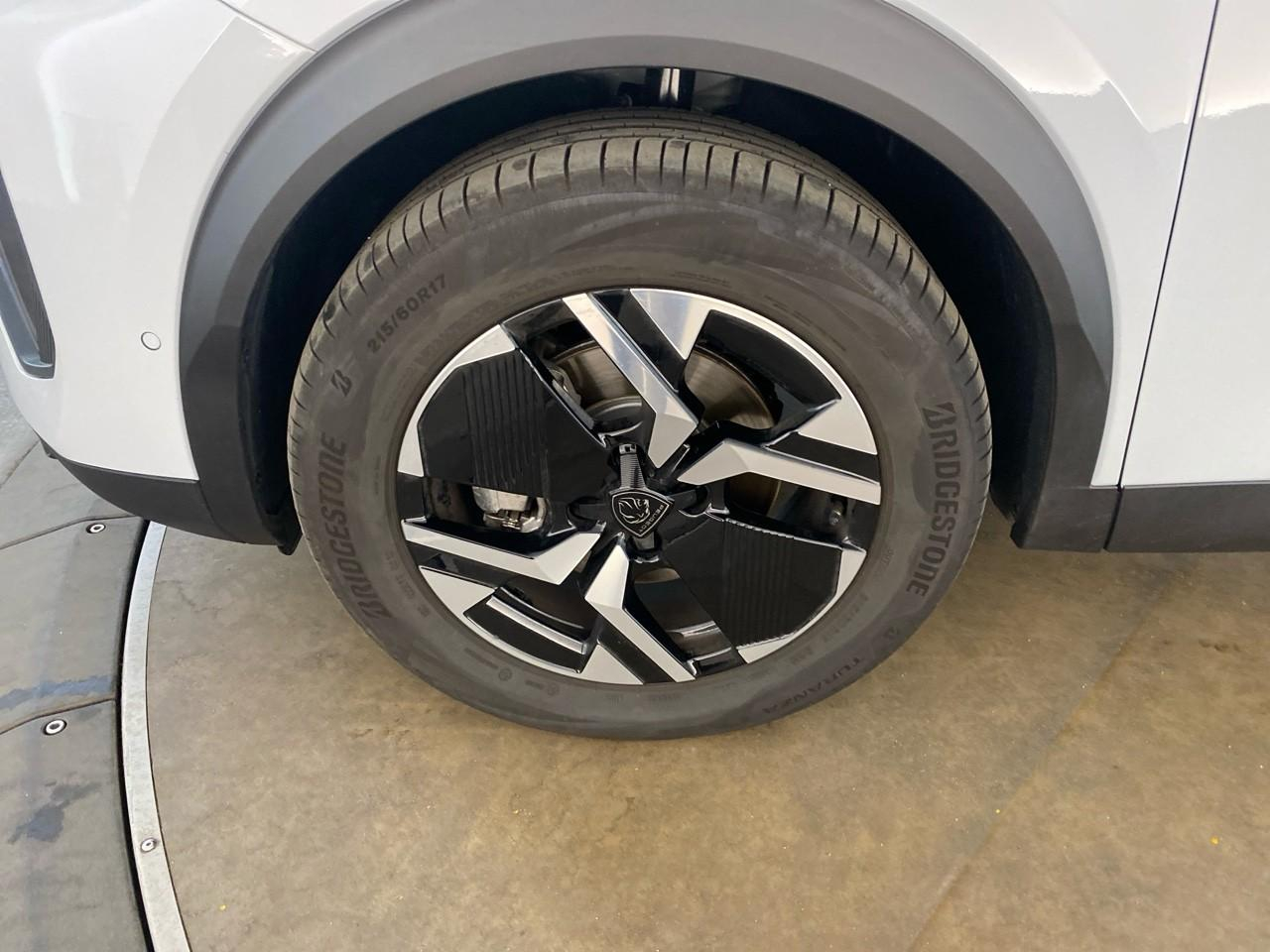 Peugeot 2008 hybrid 145 ch e-dcs6 allure — photo 11