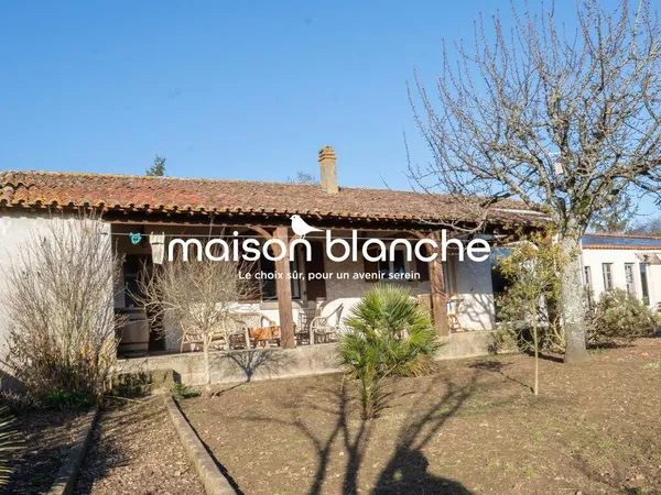 Vends maison de bourg - 105 m² - 5 pièces, 3 chambres - Angles 85750