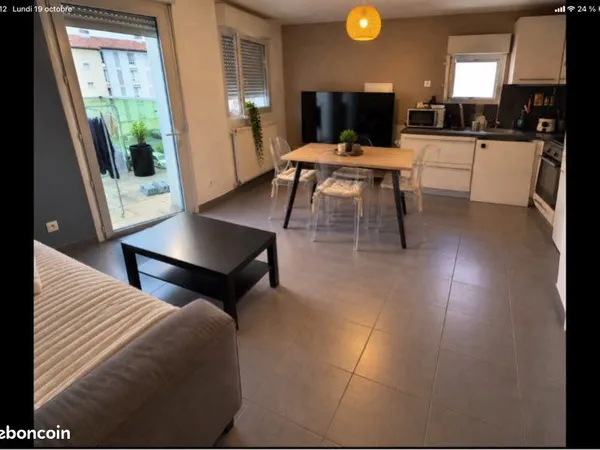 Grand T2 48m2 meublé à louer à l'année