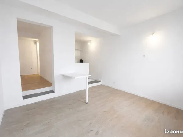 Fréjus centre - t1 bis refait à neuf 27 m2 +cave attenante 16m2
