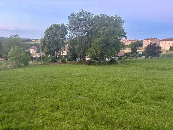 TERRAIN CONSTRUCTIBLE AU CŒUR DU VILLAGE