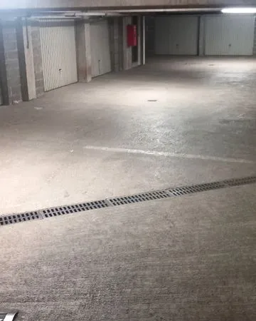 Grand garage sécurisé