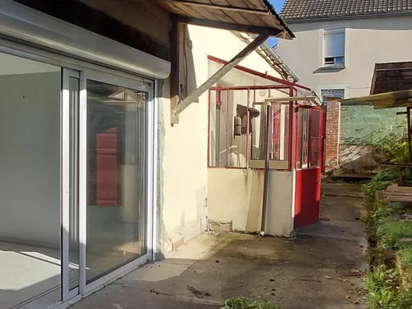 MAISON ANCIENNE AVEC DÉPENDANCES ET BEAU POTENTIEL !