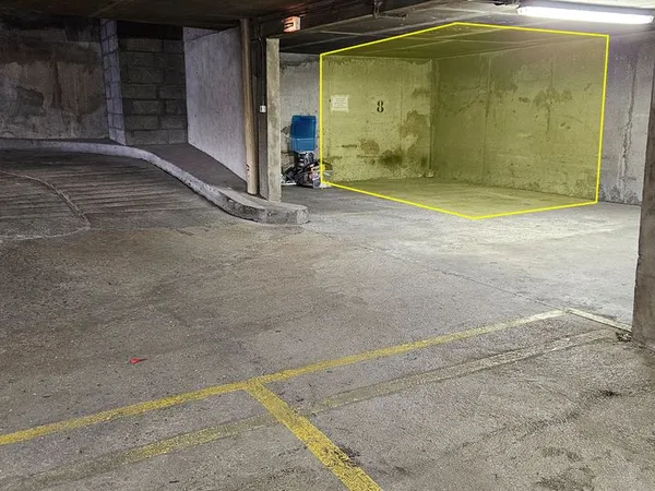Parking 1er sous-sol rampe large facile d'accès rue Broca 75005