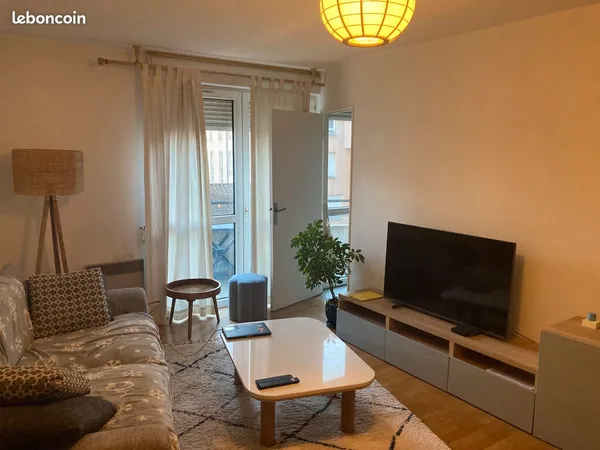 Grand T2 rare : 55m2 + parking, metro Marengo
