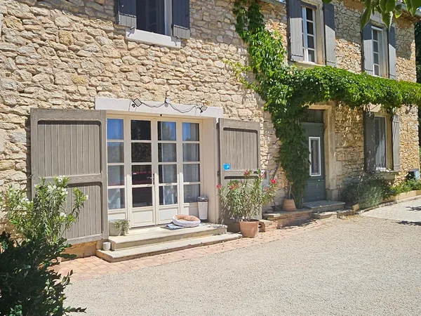 Authentique maison de caractère avec piscine au coeur du Luberon