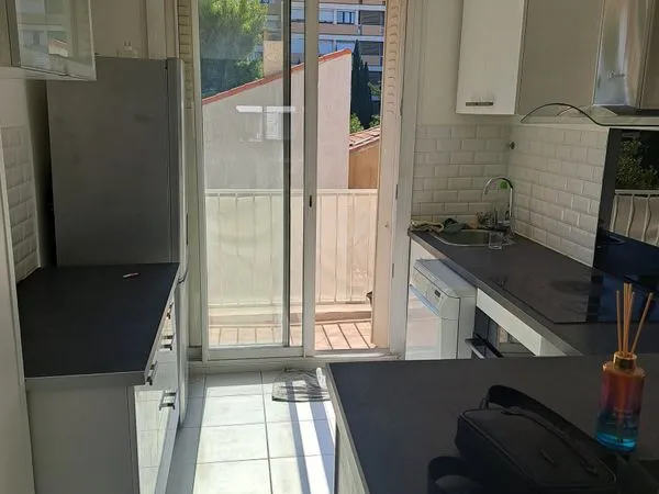 Joli T3 non meublé raffraichi de 50 m² avec balcon, cave et parking - Saint-tronc Marseille 13010
