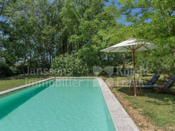 Maison familiale sur 2 hectares avec piscine à Roussillon