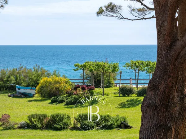 Cap Corse, Sisco, Domaine pied dans l'eau, 4 logements, accès direct à la mer