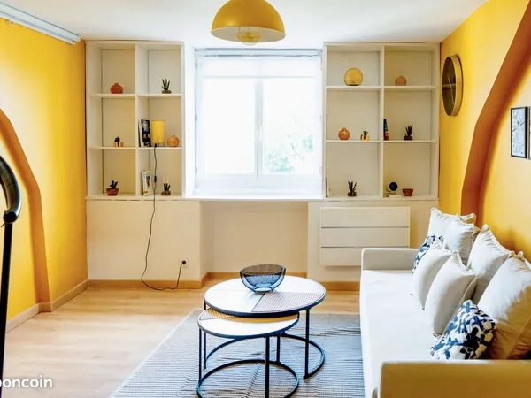 Duplex de 32m² complètement rénové, aménagé et équipé situé en PLEIN CENTRE-VILLE de Villiers-sur-Ma