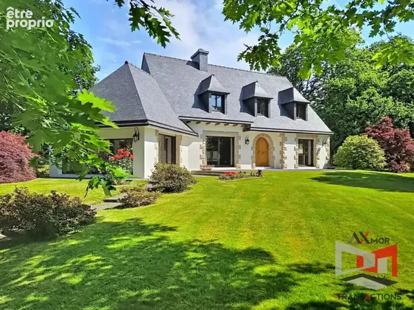 LANNION : Maison de caractère avec beau jardin
