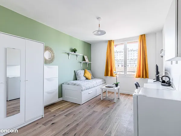 Chambre spacieuse avec TV et frigo privatifs - Choisy-le-Roi - Proche Paris - RER C et Tramway T9
