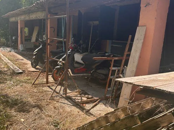 Terrain de 4200m2 avec 4 boxs a chevaux batis en dur