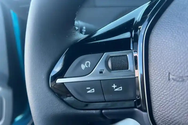 Peugeot 2008 hybrid 145 e-dcs6 — photo 18