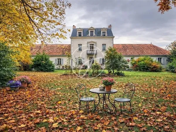 Loches-Indre- Maison de Caractère avec Maison d'Amis et Dépendances - 1ha7 à vendre.