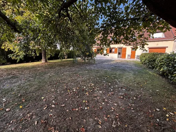 Belle maison familiale avec de beaux volumes et grand jardin