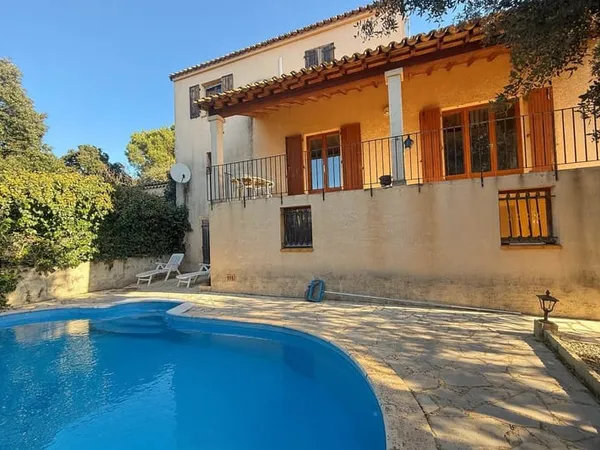 Maison individuelle avec piscine et sous- sol aménageable