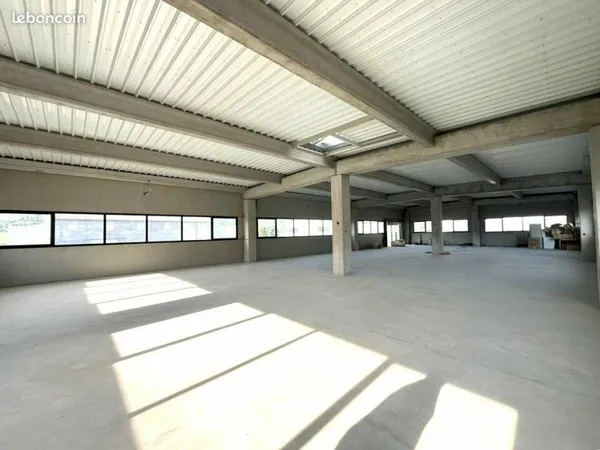 ENTREPOT - LOGISTIQUE 400 m² TOURRETTES