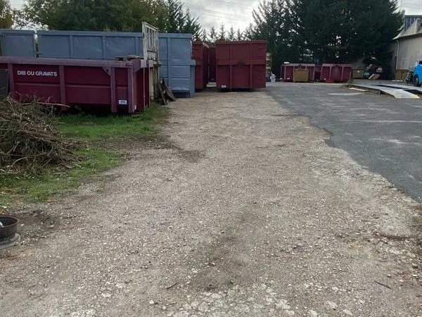 Local 100m2 + terrain 1000m2 zone activités