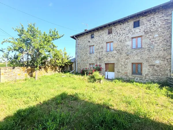 Exclusivité Maison en pierre à rénover à Apinac de 117 m2 av