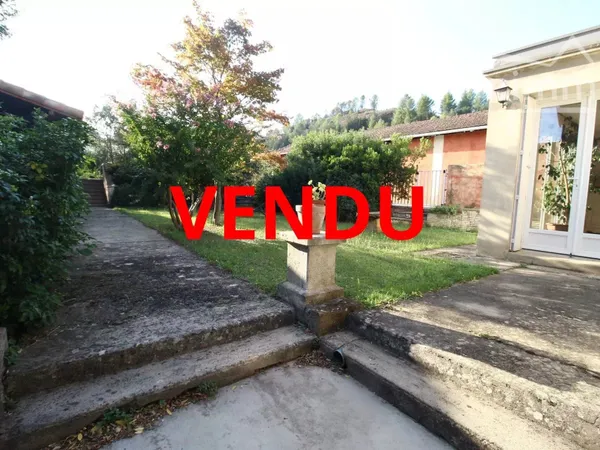 VENDU 2 maisons avec un jardin, une piscine et un garage