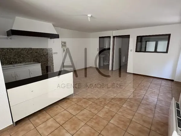 10 Bis rue Jean Petit - rez de chaussée dans la 2ème cour - Fiche 803 F1 bis comprenant une pièce pr