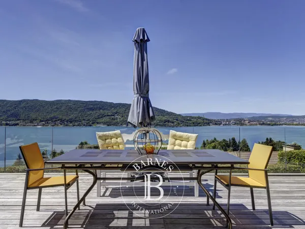 BARNES ANNECY OFF MARKET - VUE IMPRENABLE SUR LE LAC - RIVE EST