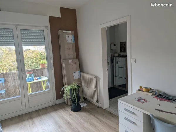 Chambre meublée