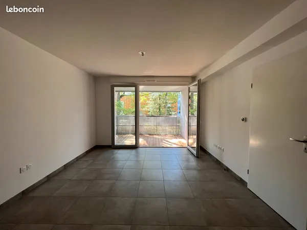 T2 récent 43 m² + balcon + parking couvert — résidence sécurisée en plein bois classé