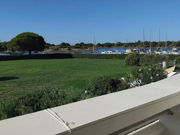 Produit rare avec vue incroyable sur une grande pelouse et c