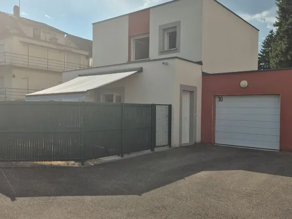Vend maison mitoyenne par le garage