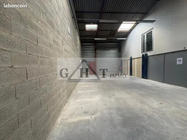 Local industriel 400 m²