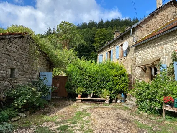 Belle propriété en pierre, située au calme, en fin de hameau - le tout sur 4.4 ha de terrain ( 4.2 h