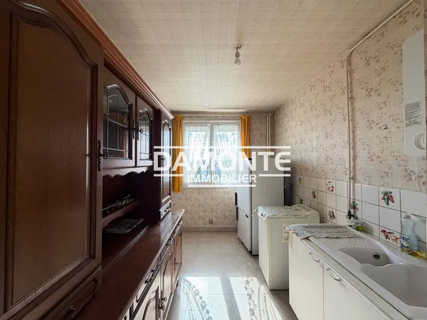 TROYES - PROCHE CENTRE-VILLE - APPARTEMENT T3 AVEC BALCON