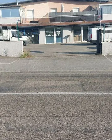 Petit local EX infirmières refait à neuf - 30,50 m²