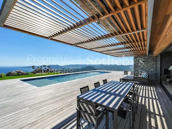 Maison 7 pièces 240 m²