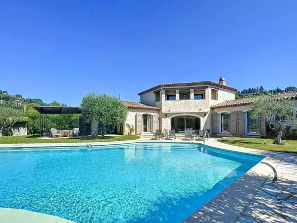 Ravissante villa de 300 m2 à Mougins à louer meublée à l'année