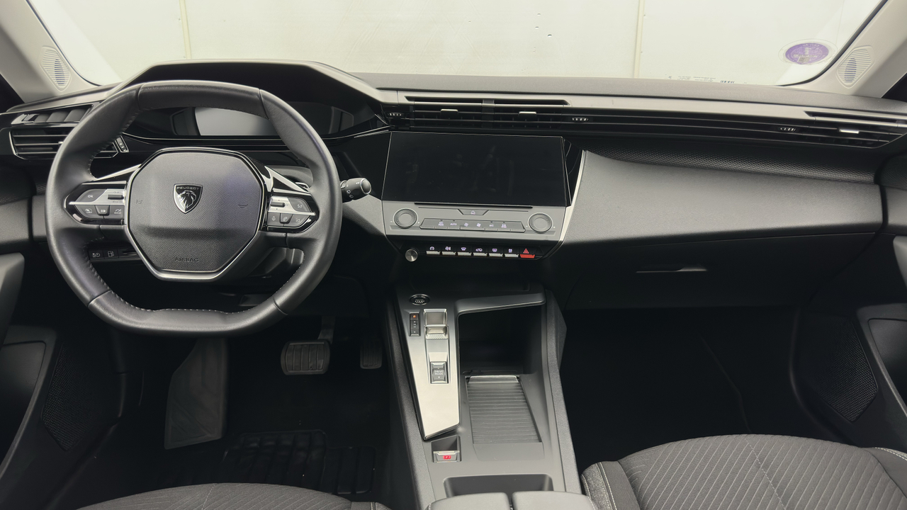Peugeot 308 SW PHEV 180 e-EAT8 — photo 20