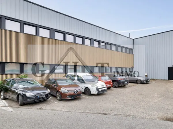 Entrepôt avec bureaux à louer